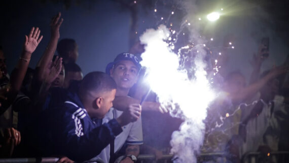 Torcida do Cruzeiro faz festa com sinalizadores (foto: Thomas Santos/Staff Images)