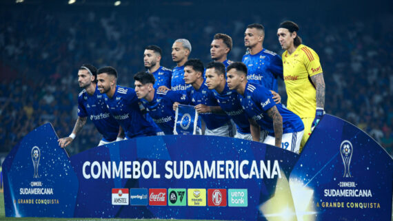 Jogadores do Cruzeiro perfilados (foto: Gustavo Aleixo/Cruzeiro)