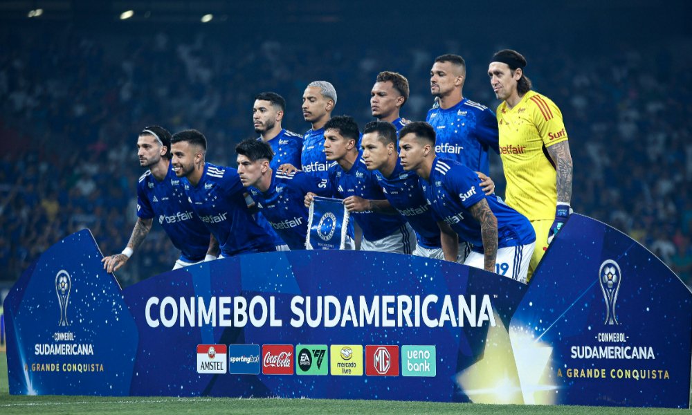 Jogadores do Cruzeiro perfilados (foto: Gustavo Aleixo/Cruzeiro)