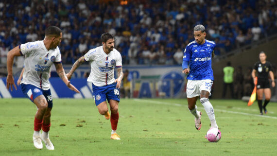 Cruzeiro e Bahia em jogo (foto: Ramon Lisboa/EM/D.A.Press)