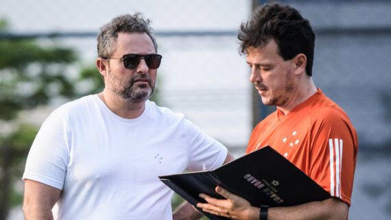 Alexandre Mattos e Fernando Diniz em conversa (foto: Gustavo Aleixo/Cruzeiro)