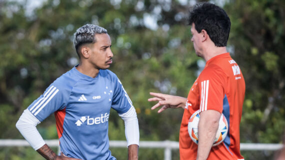 Matheus Pereira em conversa com Fernando Diniz (foto: Gustavo Aleixo/Cruzeiro)