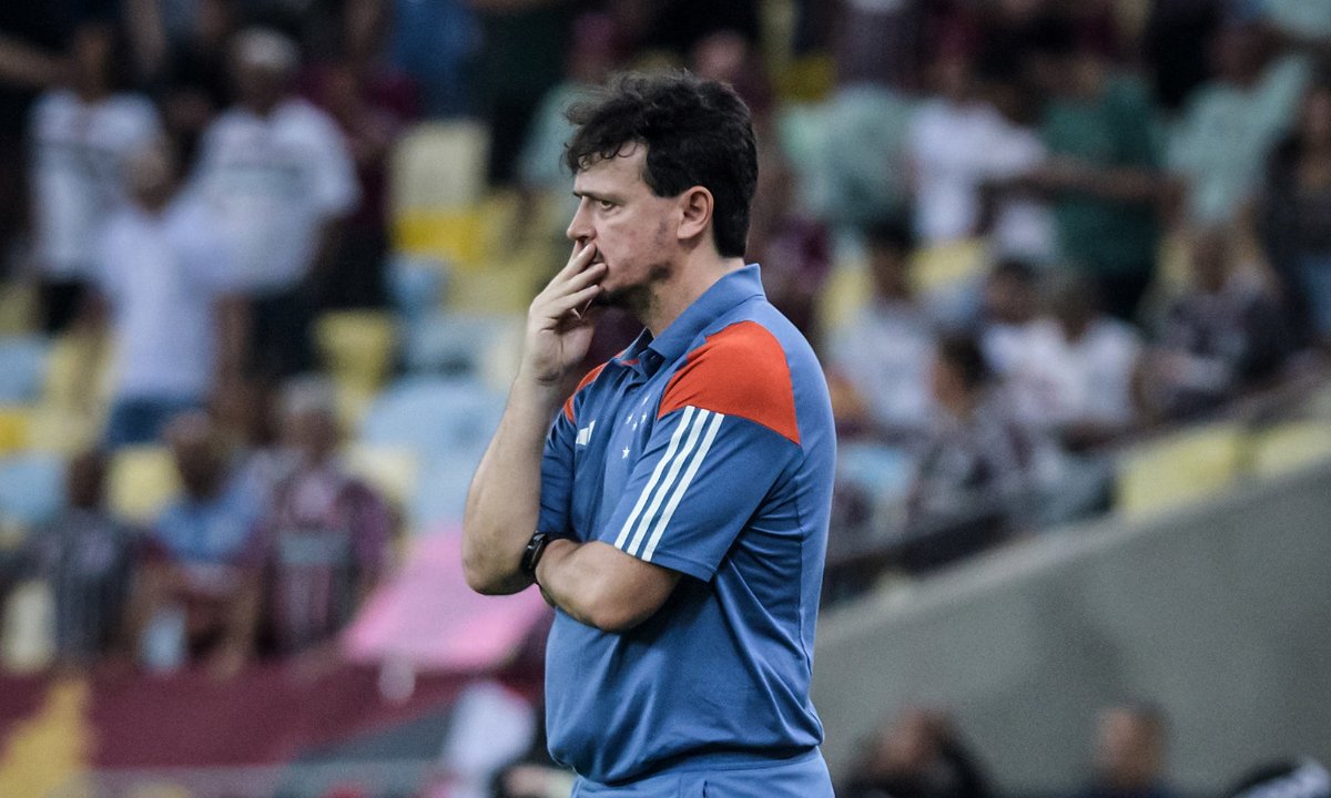 Diniz à beira do campo em jogo do Cruzeiro (foto: Gustavo Aleixo/Cruzeiro)