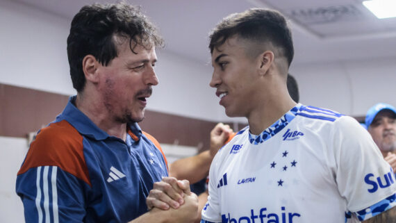 Diniz em comemoração com Kaio Jorge (foto: Gustavo Aleixo/Cruzeiro)