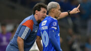 Fernando Diniz conversa com Matheus Pereira (foto: Douglas Magno/AFP)