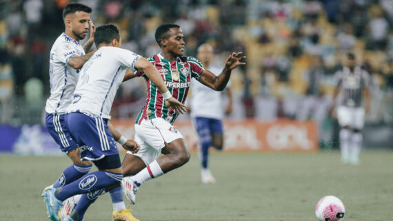 Jhon Arias em disputa de bola com jogadores do Cruzeiro (foto: Lucas Merçon/Fluminense)