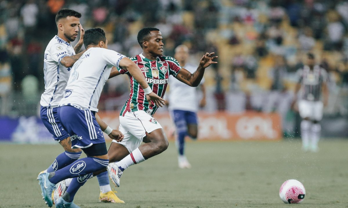 Jhon Arias em disputa de bola com jogadores do Cruzeiro (foto: Lucas Merçon/Fluminense)