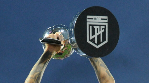 Troféu do Campeonato Argentino (foto: Eduardo RAPETTI / AFP)