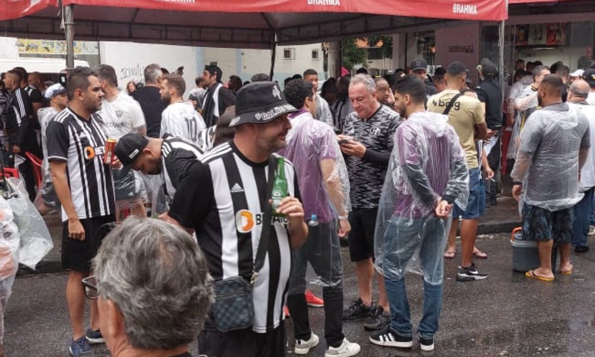 Torcedores do Atlético em São Januário (foto: Samuel Resende/No Ataque)