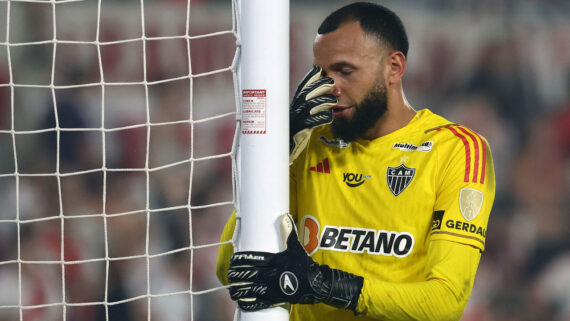 Everson no gol do Monumental de Núñez durante Atlético x River (foto: ALEJANDRO PAGNI / AFP)