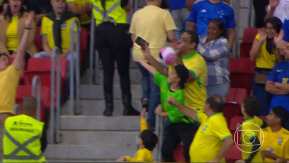 Carter Batista dominando a bola no peito (foto: Reprodução TV Globo)