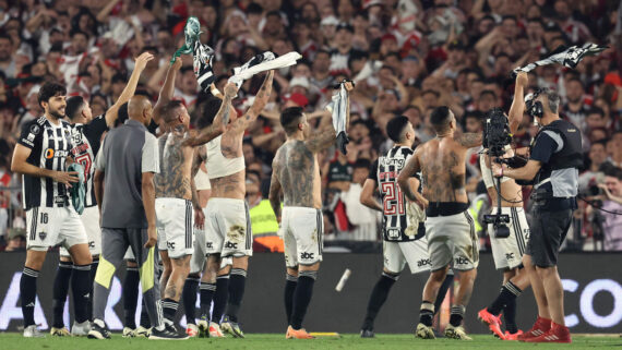 Jogadores do Atlético no Monumental de Núñez (foto: ALEJANDRO PAGNI / AFP)