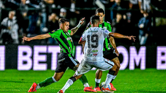 América em jogo da Série B (foto: Mourão Panda/América)