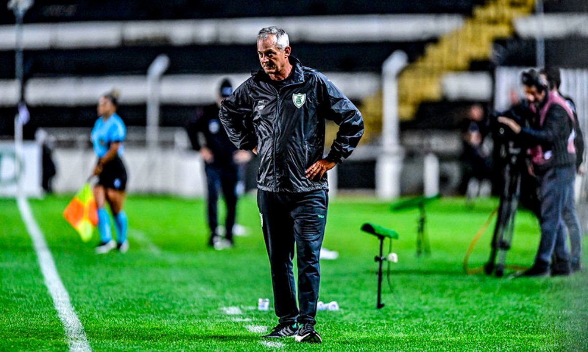 Lisca em jogo do América na Série B (foto: Mourão Panda/América)