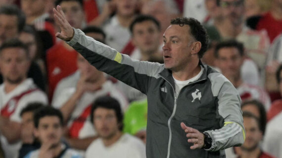 Gabriel Milito em River x Atlético (foto: JUAN MABROMATA / AFP)