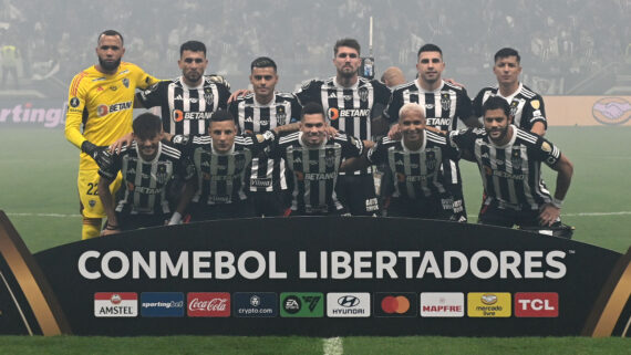 Time do Atlético perfilado antes de duelo com River Plate pela Libertadores (foto: Gledston TAVARES / AFP)