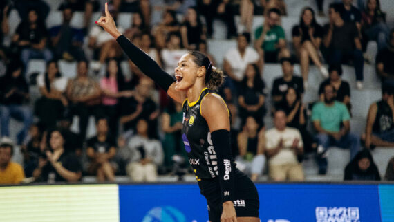 Adenizia com a camisa do Praia Clube (foto: Eliezer / Praia Clube)