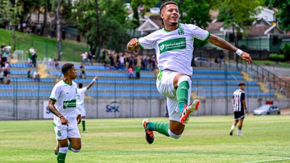 Karlos Samuel, atacante do América (foto: Divulgação/América)