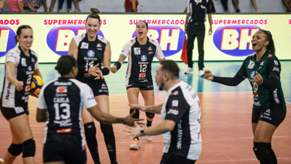 Time feminino do Mackenzie comemorando (foto: Arthur Pereira)