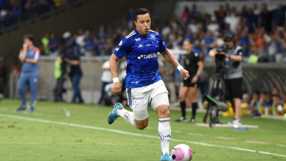 Marlon, lateral do Cruzeiro em jogo do Brasileiro (foto: Ramon Lisboa/EM D.A Press)