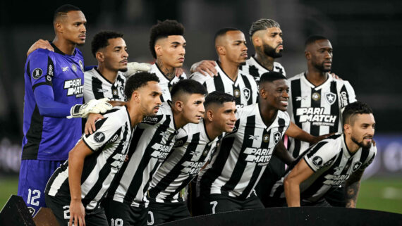 Time do Botafogo perfilado antes de jogo com o Peñarol (foto: Mauro PIMENTEL / AFP)