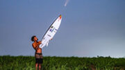 Italo Ferreira em ensaio com cometa do ano (foto: Marcelo Maragni/Red Bull)