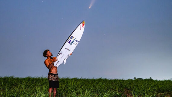 Italo Ferreira em ensaio com cometa do ano (foto: Marcelo Maragni/Red Bull)