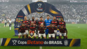 Time do Flamengo antes do duelo com o Corinthians pela Copa do Brasil (foto: Marcelo Cortes/CRF)