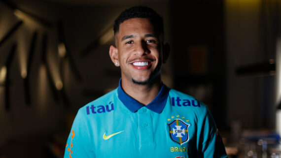 Savinho com a camisa do Brasil (foto: Rafael Ribeiro/CBF)