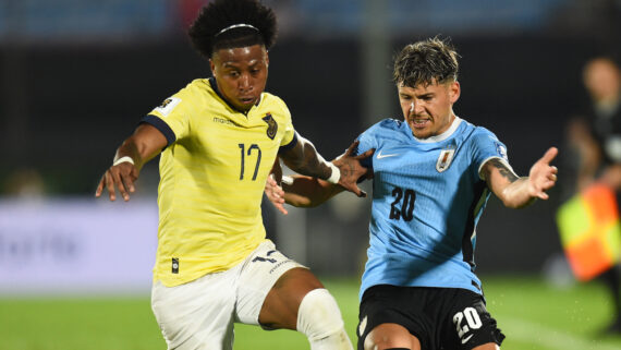 Jogadores de Uruguai e Equador até tentaram, mas não marcaram gols (foto: DANTE FERNANDEZ / AFP )