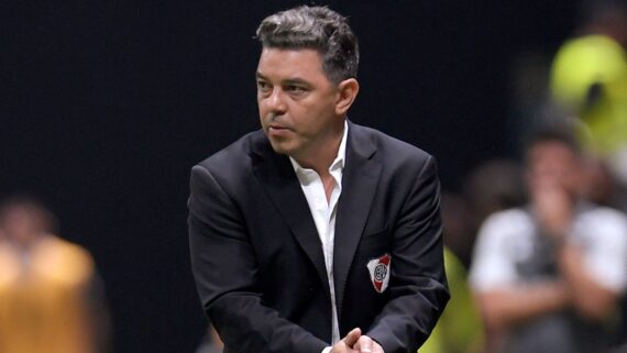 Marcelo Gallardo, técnico do River Plate, esfrega as mãos (foto: Douglas Magno/AFP)