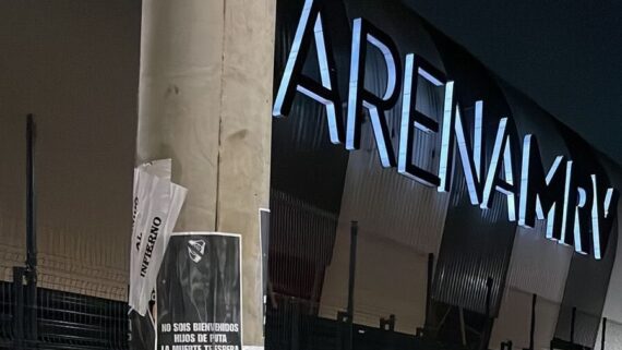 Cartazes provocativos do Atlético ao River Plate no entorno da Arena MRV (foto: Reprodução/Redes Sociais)