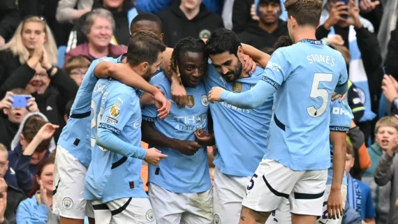 Jogadores do Manchester City comemoram gol de Doku (foto: Oli SCARFF / AFP))