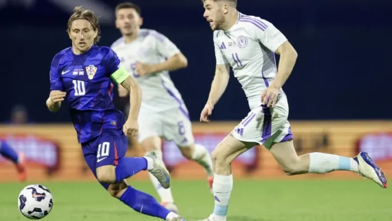 Modric em ação durante duelo entre Croácia e Escócia (foto: Damir Sencar/AFP)