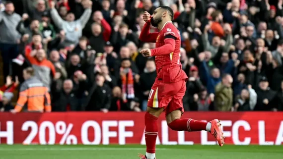 Liverpool bateu o Chelsea (foto: Paul ELLIS / AFP)