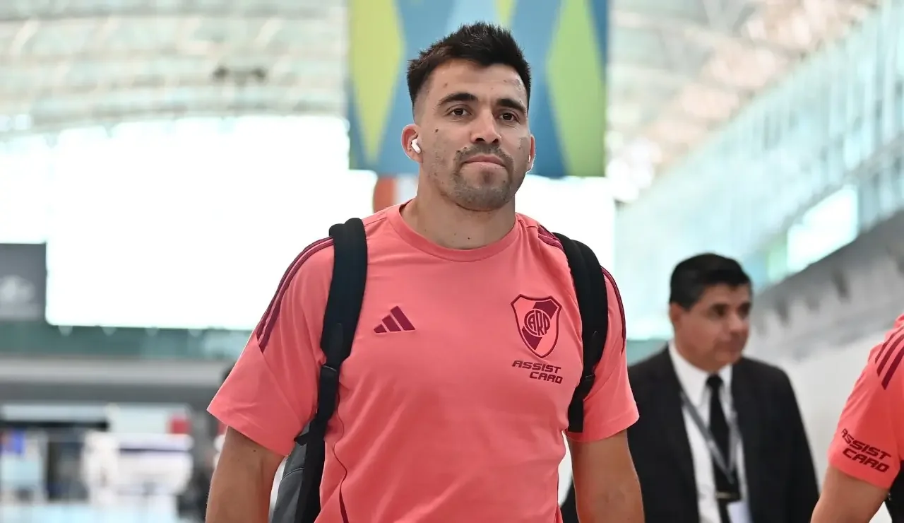 Acuña vestido com uma camisa rosé (foto: River Plate/Divulgação)