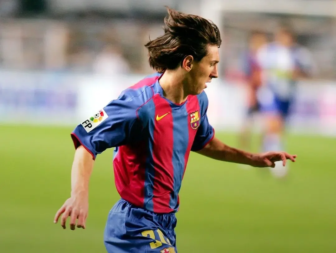 Messi correndo em campo (foto: Barcelona/Divulgação)