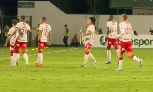 Gol do Vila Nova foi marcado por Alesson (foto: Divulgação)