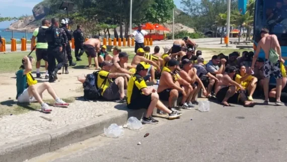 Torcedores do Peñarol brigaram com a polícia do Rio de Janeiro (foto: Reprodução/X @PMERJ)