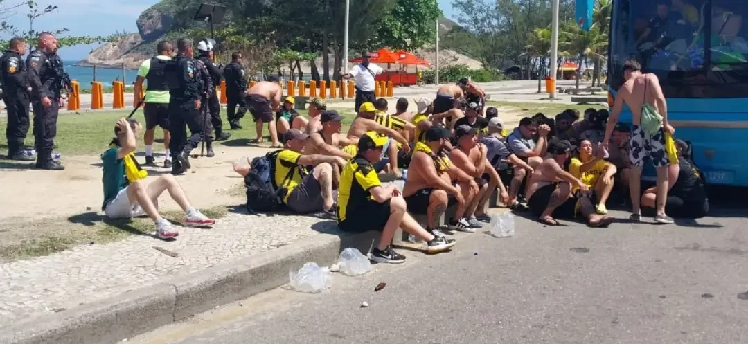 Torcedores do Peñarol brigaram com a polícia do Rio de Janeiro (foto: Reprodução/X @PMERJ)