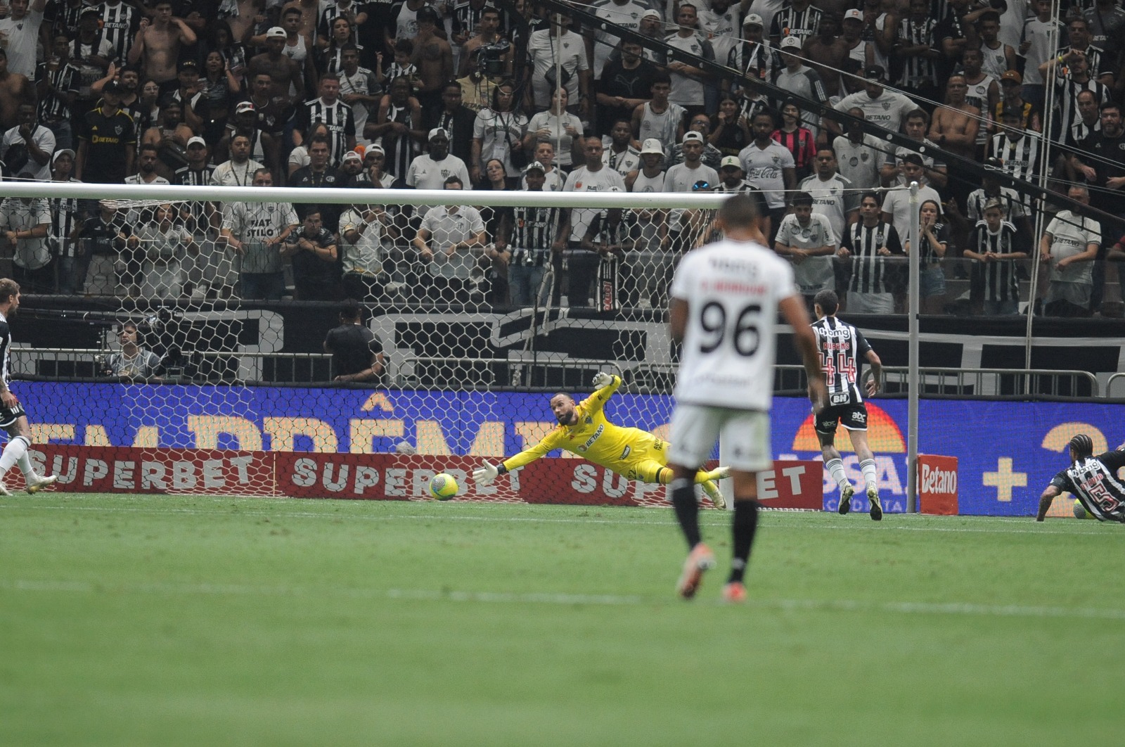 Lance do gol de Coutinho para o Vasco diante do Atlético na Arena MRV - (foto: Alexandre Guzanshe/EM/D.A Press)