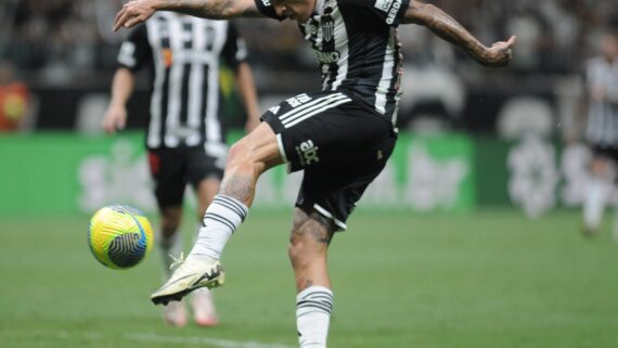 Chute de Guilherme Arana em lance de gol do Atlético contra o Vasco (foto: Alexandre Guzanshe/EM/D.A Press)