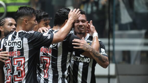 Jogadores do Atlético comemoram gol de Paulinho contra o Vasco pela Copa do Brasil (foto: Alexandre Guzanshe/EM/D.A Press)