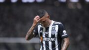 Com dores, Arana precisou ser substituído no segundo tempo da vitória do Atlético sobre o Vasco pela Copa do Brasil (foto: Alexandre Guzanshe/EM/D.A Press)