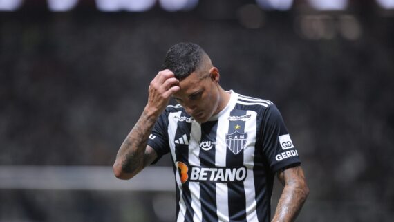 Com dores, Arana precisou ser substituído no segundo tempo da vitória do Atlético sobre o Vasco pela Copa do Brasil (foto: Alexandre Guzanshe/EM/D.A Press)