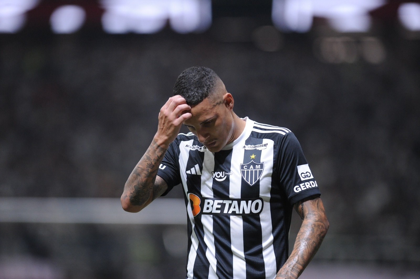 Com dores, Arana precisou ser substituído no segundo tempo da vitória do Atlético sobre o Vasco pela Copa do Brasil (foto: Alexandre Guzanshe/EM/D.A Press)