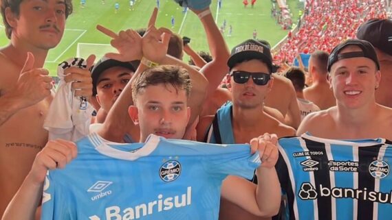 Igor Serrote (à direita) entre torcedores do Grêmio no Beira-Rio (foto: Reprodução/Instagram)