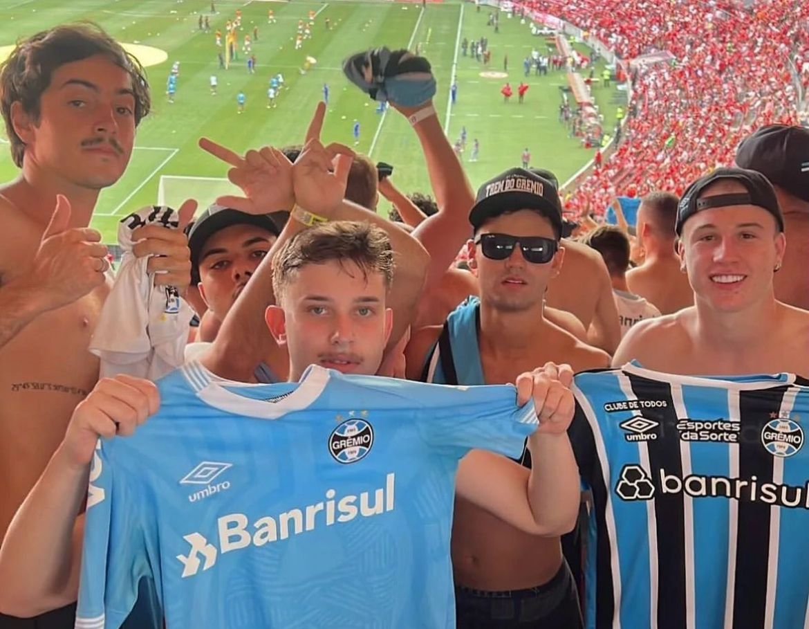 Igor Serrote (à direita) entre torcedores do Grêmio no Beira-Rio (foto: Reprodução/Instagram)