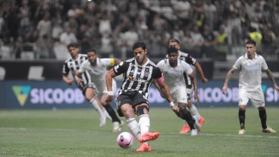 Lance do pênalti de Hulk no duelo entre Atlético e Grêmio na Arena MRV (foto: Alexandre Guzanshe/EM/D.A Press)