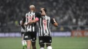 Deyverson e Hulk em comemoração de gol pelo Atlético diante do Grêmio na Arena MRV (foto: Alexandre Guzanshe/EM/D.A Press)